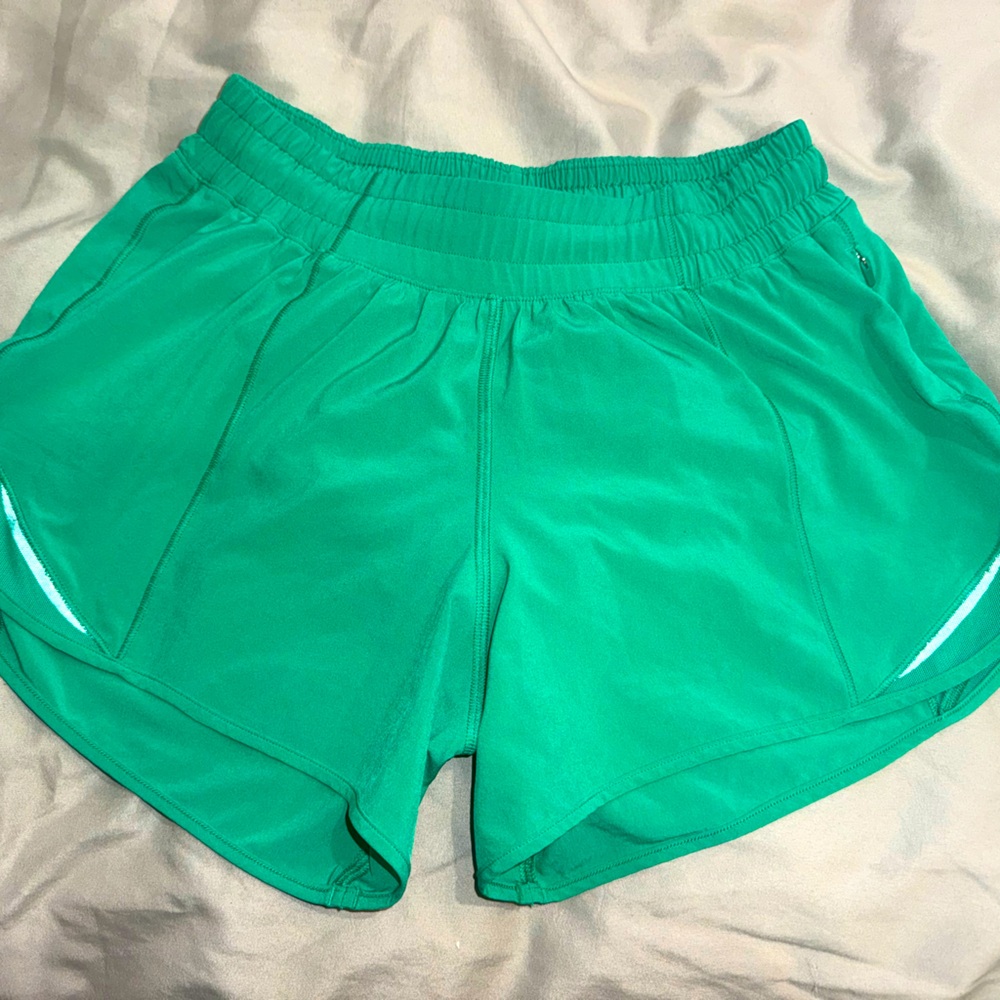 Lululemon Hotty Hot Short High Rise lined shorts Women’s 4” Size 4